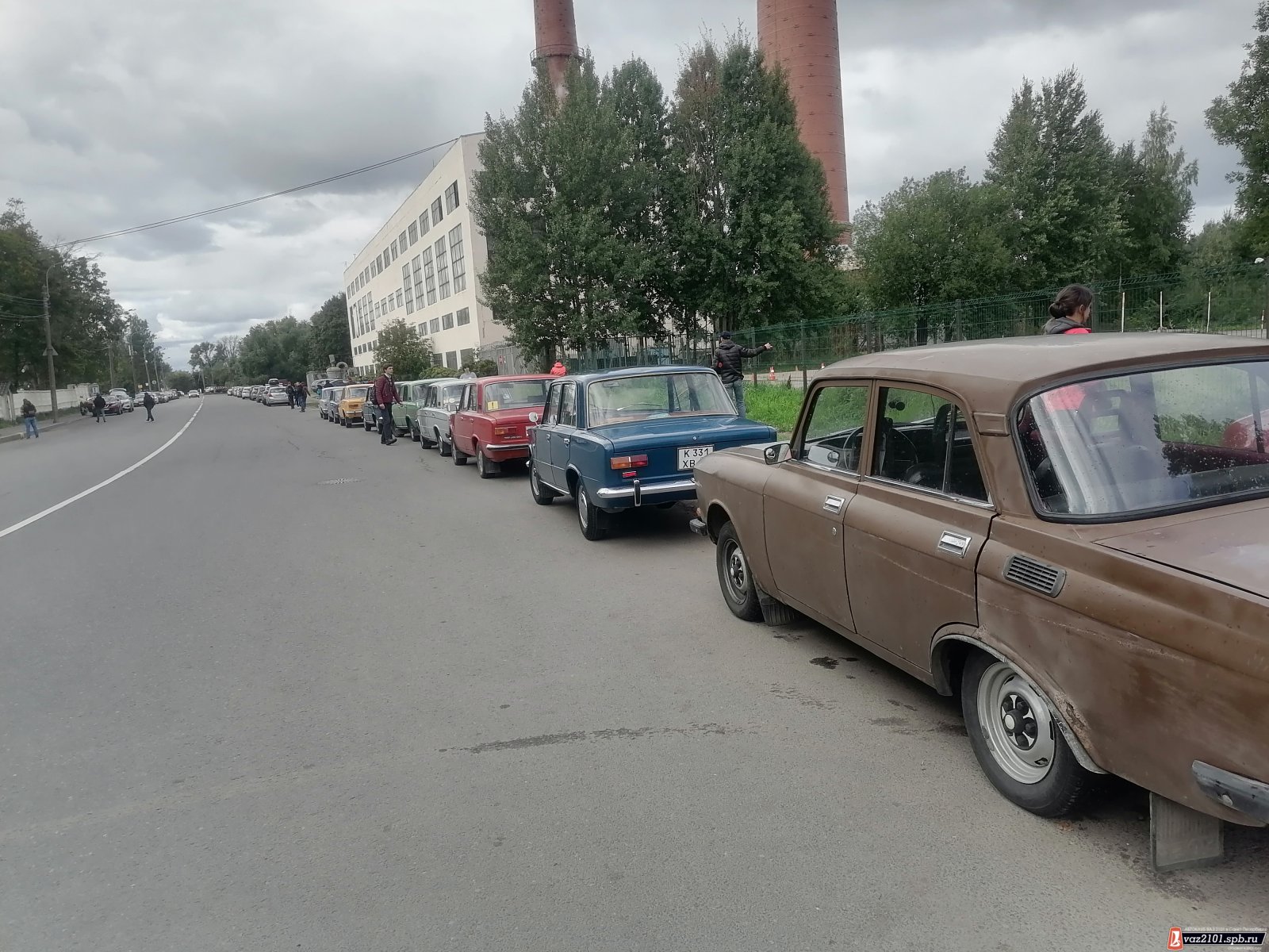 Колонна ретро-транспорта